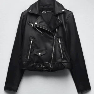 Skinnjacka - Säljer en Zara skinnjacka  S Knappast använd 