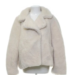 Pälsjacka - Jättefin pälsjacka i beige från H&M som passar perfekt nu till hösten💗