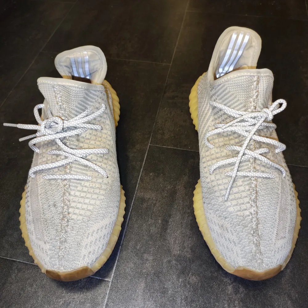 Adidas yeezy 350 Beige/grey . Skor.