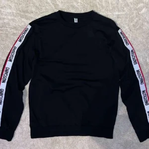 Moshino Sweatshirt  - Moshino Sweatshirt i mycket fint skick köpt för 1700kr, Kvitto och äktensbevis finns!