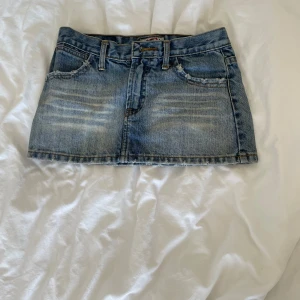 Jeanskjol - Supersnygg kort jeanskjol som tyvär har blivit för liten för mig. I kjolen står det storlek S men jag skulle säga att den passar mer xs-xxs