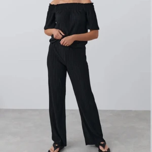 Sett - Säljer det svarta setet för endast 300kr. Använd bara en gång på min födelsedag!!