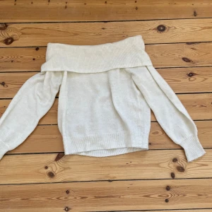 Off shoulder tröja  - Supersnygg off shoulder tröja köpt på Zalando, dock har jag klippt av lappen. Tröjan är knappt använd, har haft på mig den typ tre gånger. 