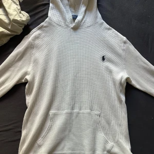 Vit polo hoddie - snygg vit polo hoodie, skickt 7/10  Passar (s) fast sitter lite tajt rekommenderar för (xs)