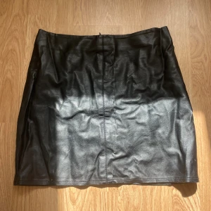 Skinnkjol - (Skinnet är lite spräckt på ett ställe på kjolen, se bilder) kjolens strl är 34 men passar 36/38 också. 