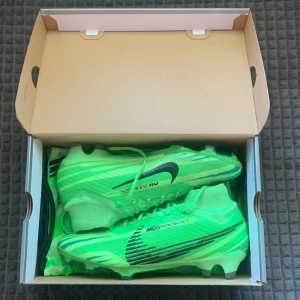Fotbollsskor Nike mercurial superfly 9 dream speed - Storlek 44,5 Använda 2 träningar och är i mycket bra skick. Säljer de för att de inte passar min fot. Ny pris 3300 men säljer de för 2200 . Kommer med box. Priset kan diskuteras lite. För mer information kontakta mig.