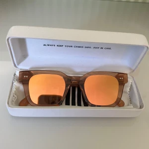 Chimi glasögon - Säljer dessa chimis i spegelglas i färgen peach som inte längre säljs🥰så fint skick och inga som helst skador