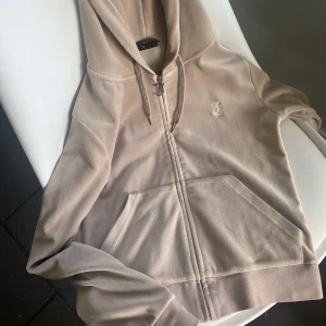 Juicy coutore  - Säljer min beiga juicy couture kofta i storlek S   600kr 