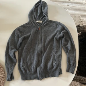Kashmir Hoodie - Grå, tunnstickad. Storlek. XS (passar dig som är upp till ca 168 lång) Väldigt varm , tunn och skön Kashmir. Nypris 1000 kr, du kan kontaka mig om du har frågor 