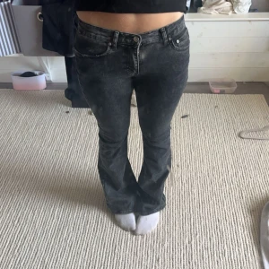 Lågmidjade bootcut jeans  - säljer dessa lågmidjade bootcut jeans från gina pga ingen användning, inga defekter osv skriv för fler frågor eller bilder💗
