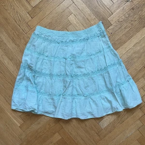 Ljusgrön kjol - Supersöt ljusgrön kjol med spetsdetaljer, perfekt för sommaren. Säljer då den inte längre passar 
