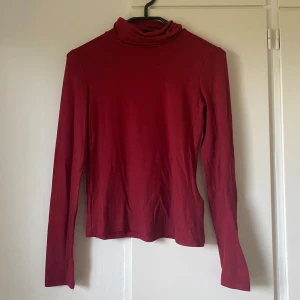Tröja - Tröja med liten polo. Väldigt mjukt material. Toppenskick!