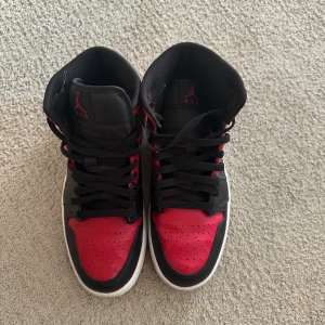 Jordan 1  - Jordan ettor som jag har haft på mig 1-2 ggr, är tyvärr för små på mig så jag säkjer de! Storlek: 42
