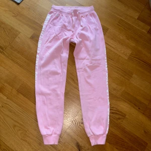 Joggers / mjukisbyxor - Dolly Style rosa Använda få gånger  Nypris 299kr