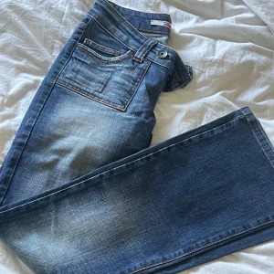 Bootcut jeans - Så snygga vintage lowwaist bootcut jeans😍 Säljer pga försmå för mig🥰 de är i stl 34/32 o i super fint skick!  Innerbenslängd 78cm och rakt över midjan 36cm