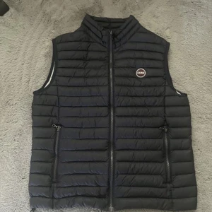 Colmar väst  - Jag säljer denna stilrena Colmar väst i färgen Navy med storleken L (52).  Använt den vid några tillfällen men den är som i nyskick.   Köpte den hos Thernlunds för 2500kr.   Mitt pris: 750