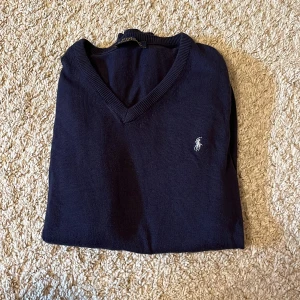 Stickad tröja - Mörkblå Ralph lauren tröja utan defekter. Det står xxl men skulle mer säga M