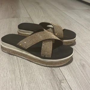 Tofflor - Fina glitter tofflor, använda men fint skick.