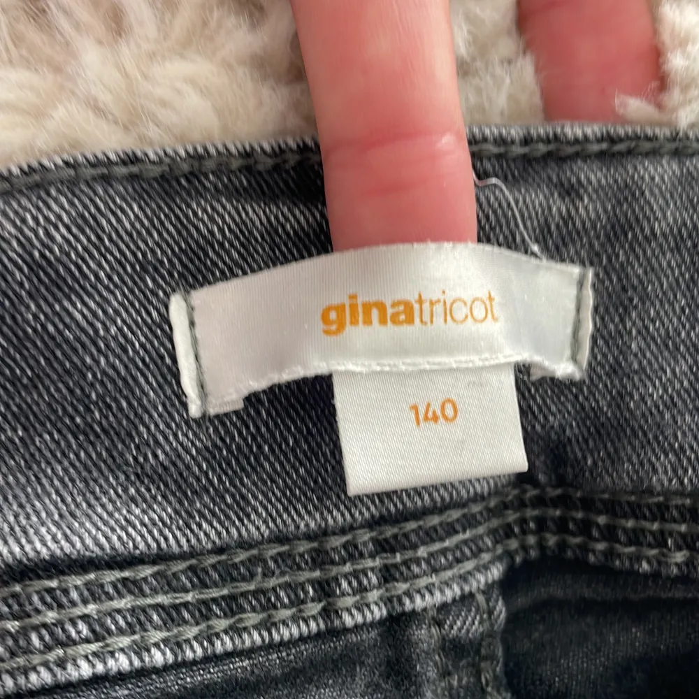 storlek 140 gråa jeans använda runt ca 3 gånger. Jeans & Byxor.