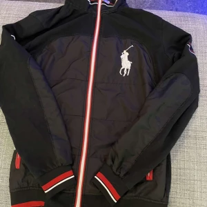 Polo Ralph Lauren kofta  - Skön material osv. Dma om du har några frågor 💕