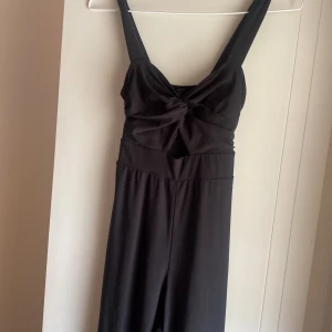 Snygg onepeace - Jeanstyg, liten storlek . Men tyget är så pass töjbart att man kan ha den i större storlek. 