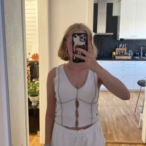 Vit Linne  - Har använt två gånger och är i mycket bra skicka. Har sömmar som sticker ut vilket det ska göra. 