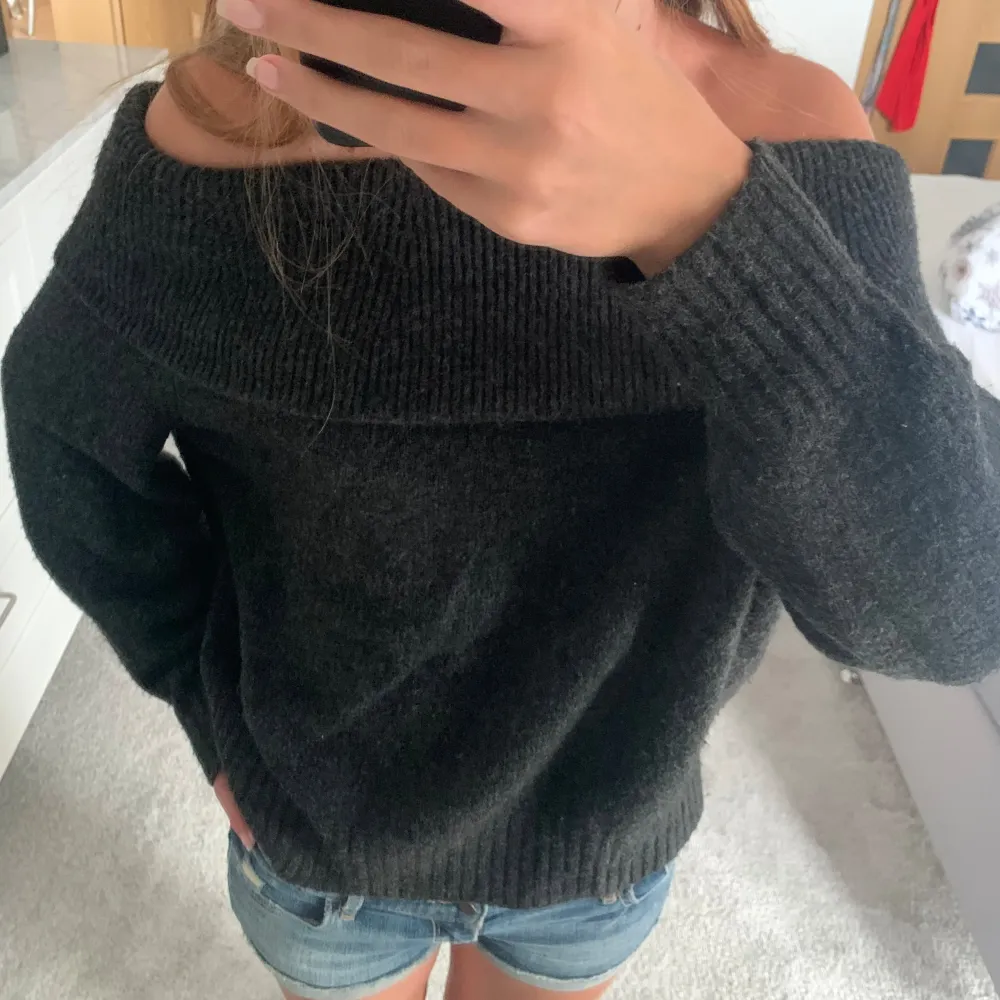 Stickad off shoulder tröja perfekt nu till höst, bra skick💗 säljer då den inte kommer till användning💗 . Stickat.