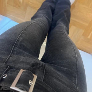 Mörkgrå/svarta jeans  - Jättefina mörkgrå/svarta jeans med jeanskärp storlek (26) 