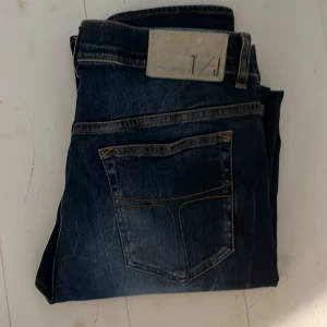 Tiger of Sweden jeans - säljer ett par mörkblåa tiger of Sweden jeans. Jeansen är i topp kvalité och använd 1 gång. hör av er vid frågor😁