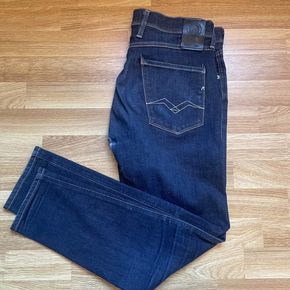 Tjena ! Nu säljer vi dessa jeans ifrån märket replay i modell anbass (slimfit) i storlek 33X30. Denna modell är hyperflex med strech för mer komfort. Det finns tecken på användning med 2 defekter. Nypris=1800, vårat pris=349. Skriv privat för frågor. Jeans & Byxor.