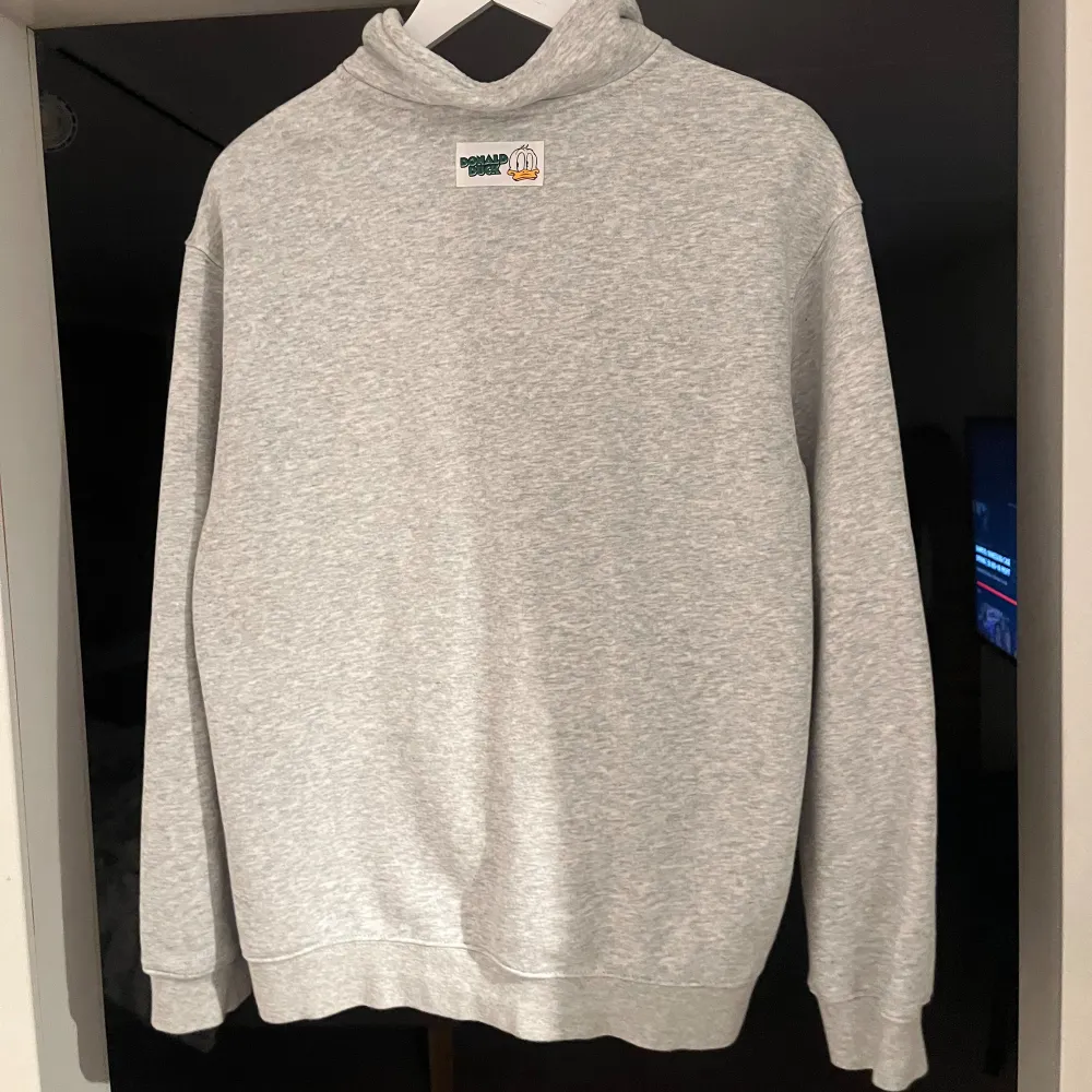 Grå half zip tröja från H&M. Skick 10/10, använd en gång. Storlek S men lite oversized.. Tröjor & Koftor.