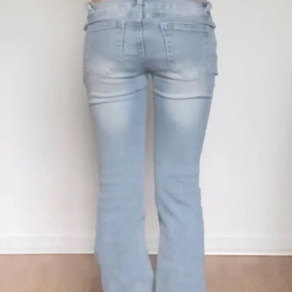 Snygga ljusblå jeans. Köpte här på plick men passade inte. Bilderna är inte mina dem e från personen ja köpte av. Pris kan diskuteras och . Jeans & Byxor.