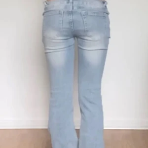 Ljus blå bootcut jeans - Snygga ljusblå jeans. Köpte här på plick men passade inte. Bilderna är inte mina dem e från personen ja köpte av. Pris kan diskuteras och 
