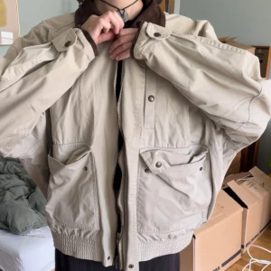 Timberland Jacka - Stadig weathergear jacka från Timberland i beige. 100% bomull, fodrad med krage i riktig mocka. Fem fickor på framsidan samt en innerficka. 66 cm lång. I fint skick med mindre tecken på användning. Passar som höst eller vårjacka.