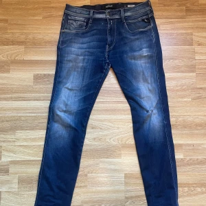 Replay Anbass  - Tjena ! Nu säljer vi dessa jeans ifrån märket replay i modell anbass (slimfit) i storlek 32. Denna modell är hyperflex med strech för mer komfort. Det finns tecken på användning med 2 defekter. Nypris=1800, vårat pris=149. Skriv privat för frågor!