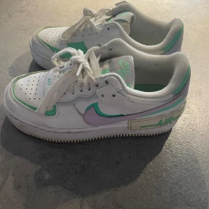 Nike air force  - Färgade Nike air force. Köpta år 2020 och ej använda sen dess. Storlek 36 Bra skick  
