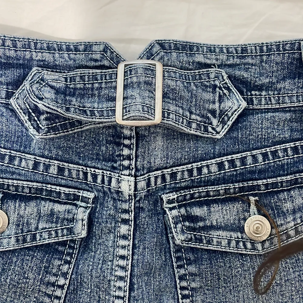 Superfin jeans minikjol med detaljer på fickorna och en detalj på midjan💗Det syns inte riktigt på kameran men kjolen är glittrig💗Köpt second hand fast säljer då den inte passar Midjemått:32cm och skulle säga att storleken är xs💗Pris går att diskutera. Kjolar.