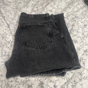 Svarta jeans GinaTricot  - Svarta straight lågmidjade jeans från GinaTricot. Fint skick och inga defekter. 