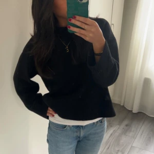 Other stories stickad tröja  - Jättefin stickad tröja från & other stories. Den är använd men fortfarande i fint skick!🤍