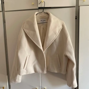 Jacka - Jacka från Nakd. Använd fåtal gånger. Däremot har den fått någon slut stänk som jag ska tvätta bort innan jag skickar iväg den. 
