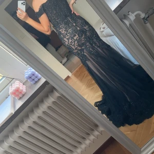 Magiskt vacker balklänning  - Säljer denna vackra balklänningen från dressroom liné. Den är helt oanvänd, lappen sitter kvar.  Passar xs/s Nypris över 6000, säljes för 4000