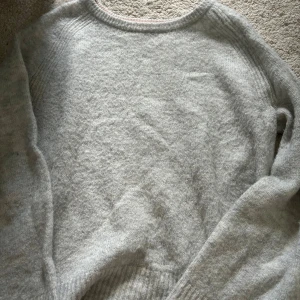 Stickad tröja - Grå stickad tröja men fina detaljer💕
