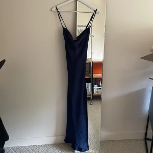 Balklänning  - Säljer min balklänning från nian. Har en öppen ryck, tar slut typ 10 vem över anklarna och har en slits 