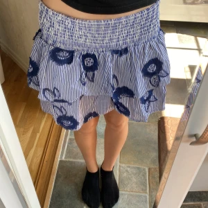 Kjol - Säljer denna jättesöta kjolen som ej kommer till användning! Slut på hemsidan, originalpris: 500 kr. 