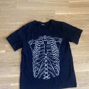 Revbens t-shirt köpt på lindexs halloween säljning förra året, fin till hösten/halloween. Tyvärr passar den inte mig längre. Kontakta för mer information! 