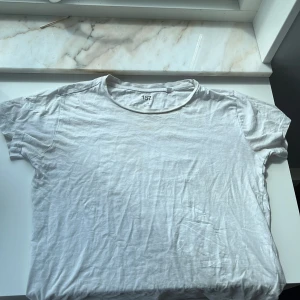 vit tshirt från lager 157 - fin basic tshirt i storlek xs, använd några gånger men inga defekter