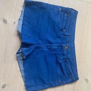 Sjukt snygga shorts❤️ - Måste tyvärr sälja dessa ursnygga Lee shorts som tyvärr har blivit för små🥲dem passar storlek xs-s och är low waist, passar till allt och är sparsamt använda utan defekter❤️❤️❤️hör gärna av dig vid intresse❤️❤️