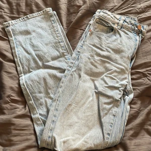 Jeans med hål - Jeans från Abrand med hål vid knäna. Använda fåtal gånger och har inga defekter.  