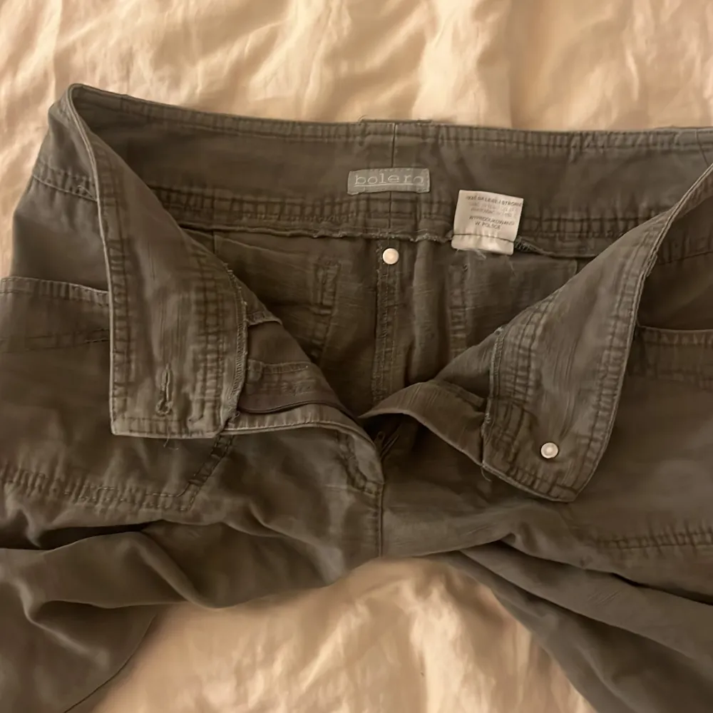 Säljer dessa svincoola militärgröna lågmidjade jeans köpta på Vinted men säljer då de är lite för små för mig, skulle säga att de passar nån som har s-xs. Storleken står 36/172❤️. Jeans & Byxor.