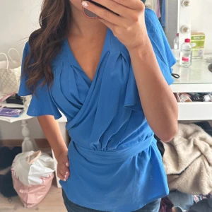 Snygg topp man knyter i ryggen - Jättesnygg blå topp som man knyter i ryggen till en roset